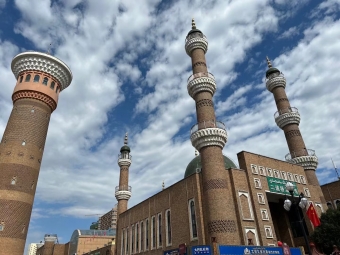 Evening Tour to Erdaoqiao Bazaar and Singing & Dancing Show in Urumqi